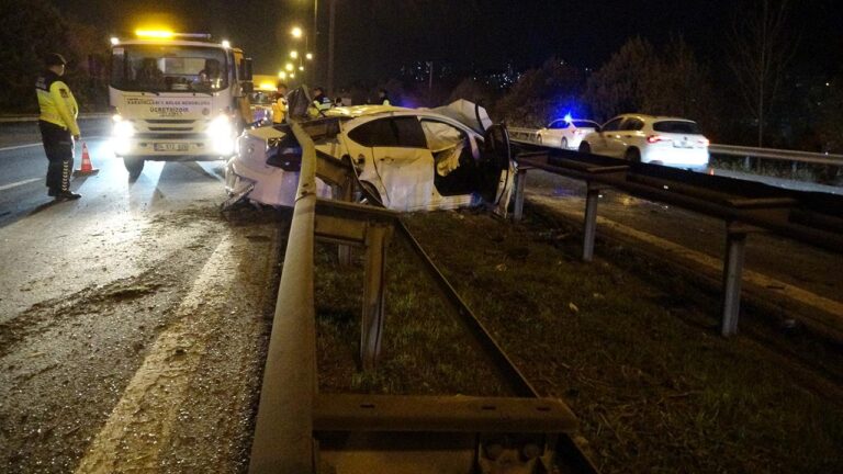 TEM’de kontrolünü kaybeden araç, trafik adasındaki iki bariyer arasında sıkışıp kaldı.