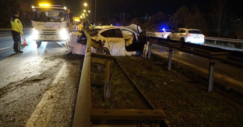 TEM’de kontrolünü kaybeden araç, trafik adasındaki iki bariyer arasında sıkışıp kaldı.