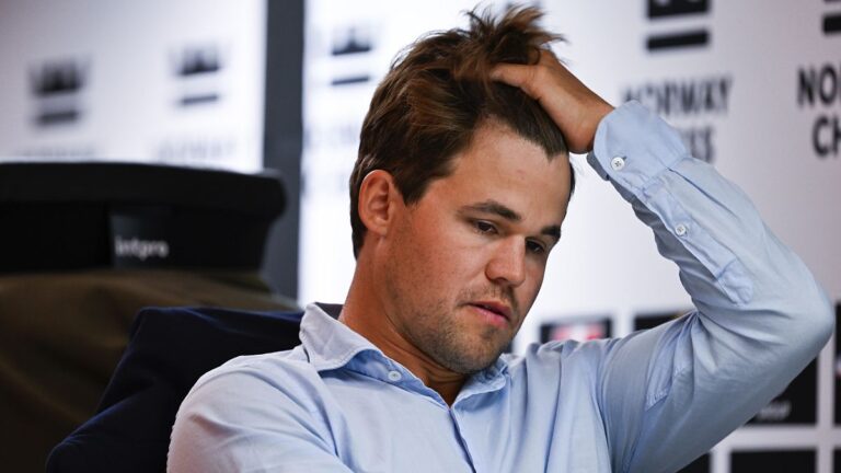 Magnus Carlsen kot pantolon giydiği için diskalifiye edildikten sonra turnuvaya geri döndü