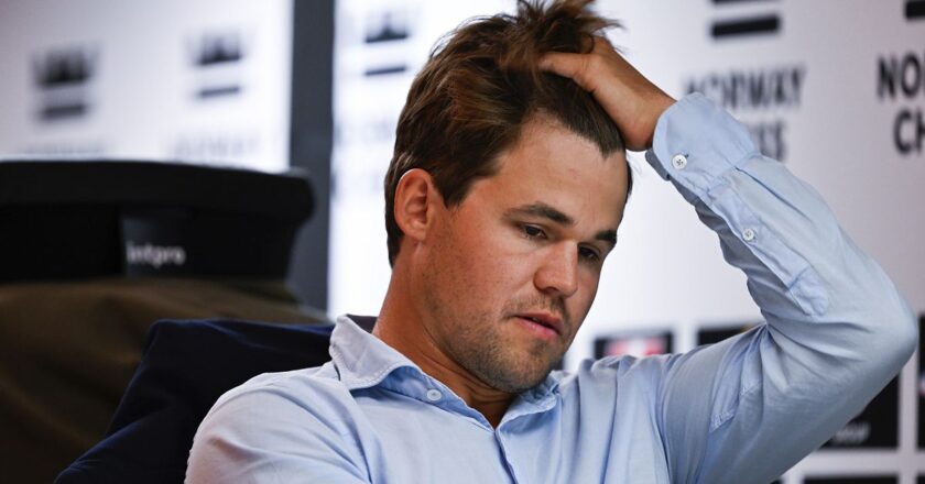 Magnus Carlsen kot pantolon giydiği için diskalifiye edildikten sonra turnuvaya geri döndü
