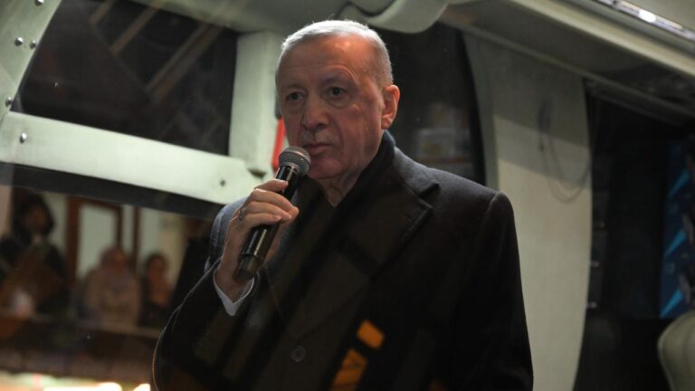 Cumhurbaşkanı Erdoğan, Rize’deki babasının evinde vatandaşlara hitap etti