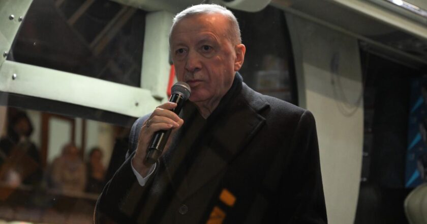 Cumhurbaşkanı Erdoğan, Rize’deki babasının evinde vatandaşlara hitap etti