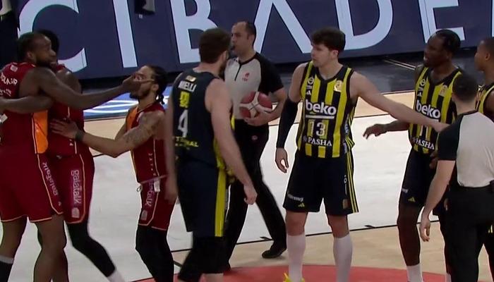 Fenerbahce Beko-Galatasaray oyunu yarıya kaldı! Soyunma odalarına gittiler