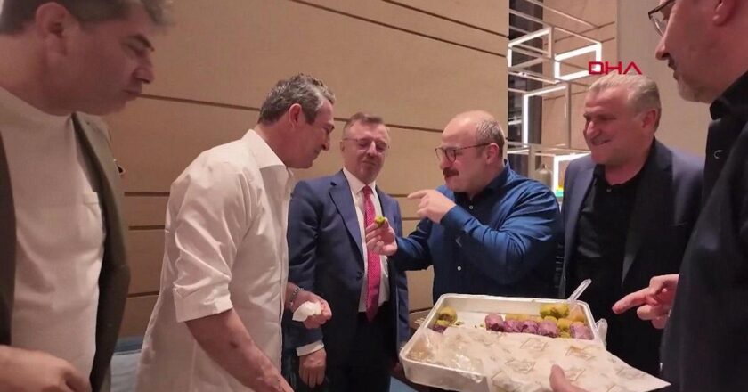 EuroLeague Finalinden Önce Sahne Alanında Renkli Görüntüler: Fenerbahçe Koç Başkanı için Baklava Baklava – Sports News