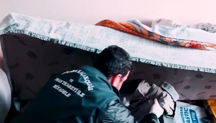 Uçakla gönderilen yasadışı Afgan göçmenler! Düğmeye basıldı. 2 kişi tutuklandı
