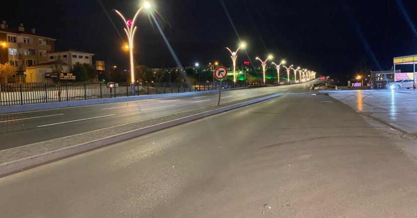 Motosiklet Ankara'daki trafik koltuğuna çarptı: 2 kişi hayatını kaybetti
