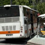 Eskişehir belediye otobüsünün şoförü tramvay durağına çarptı