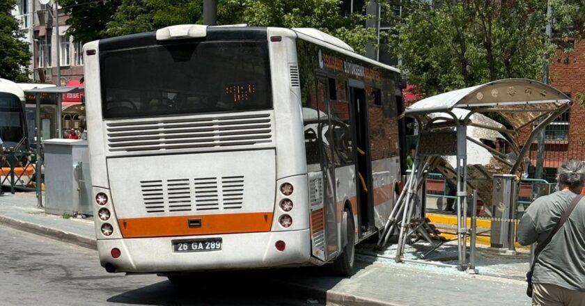 Eskişehir belediye otobüsünün şoförü tramvay durağına çarptı