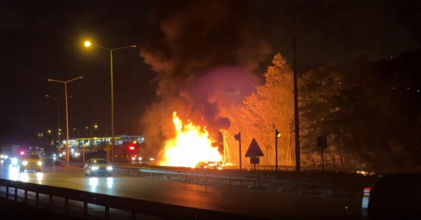 Samsun'da kimyasallar ve boyalar bulunan kamyonlar 8 kilometre yakıldı