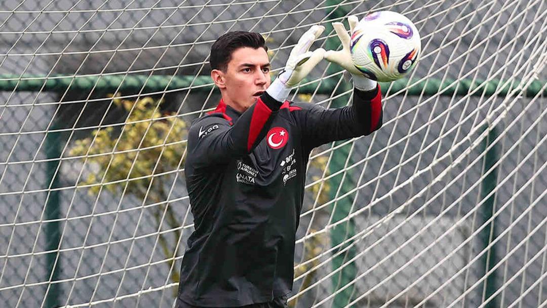 Sahadan ayrılması büyük sorun oldu, milli takımda Berke Özer krizi büyüyor! Yasaklanmış olabilir... 2
