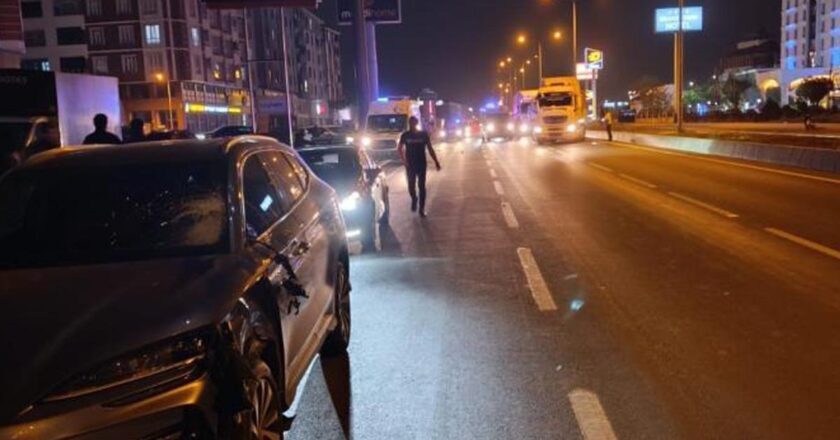 Yolun karşısına geçmeye çalışan 2 kadına otomobil çarptı: 1'i öldü, 1'i ağır yaralandı