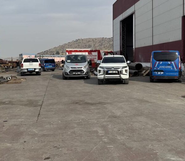 Fabrikada Trajik Kaza: İki İşçi 3 Tonluk Levha Altında Hayatını Kaybetti