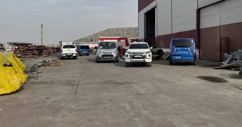 Fabrikada Trajik Kaza: İki İşçi 3 Tonluk Levha Altında Hayatını Kaybetti