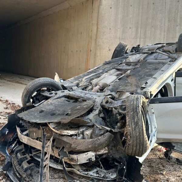 Otomobil, İstanbul-İzmir otoyolunun setine devrildi