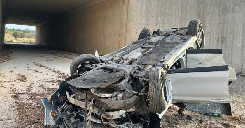 Otomobil, İstanbul-İzmir otoyolunun setine devrildi